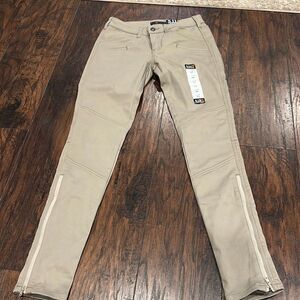 5.11 TACTICAL FIVE ELEVEN
TACTICAL GEAR SKINNY KHAKI PANTS Womens size 2 long
